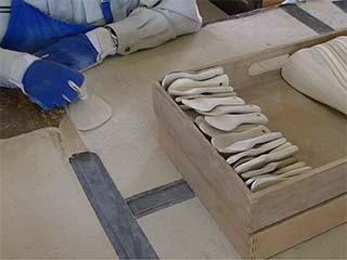 木べらにやすりをかける利用者さんの写真