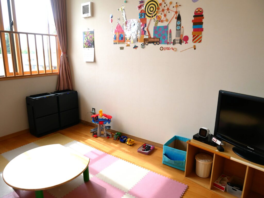 テレビ、おもちゃが設置された部屋の写真