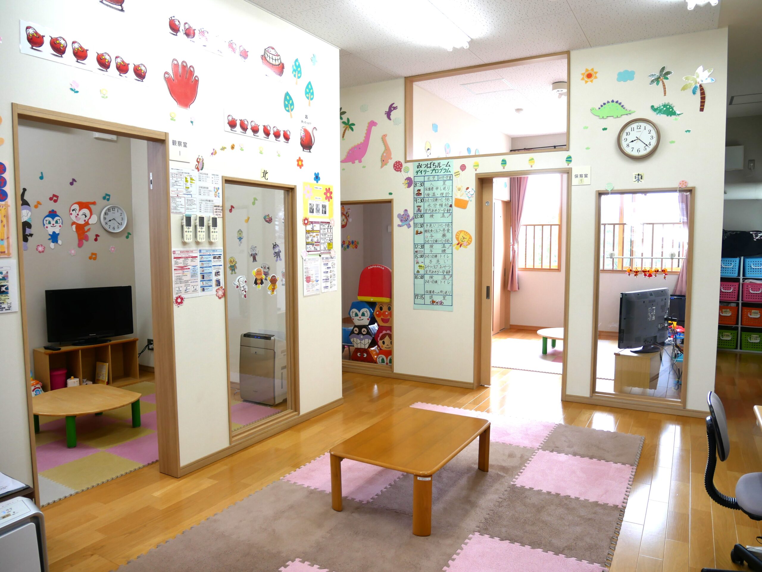 スタッフルームの写真。ここから保育室二部屋と観察室を見ることができる