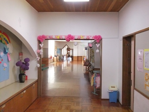 飾り付けられた廊下の写真