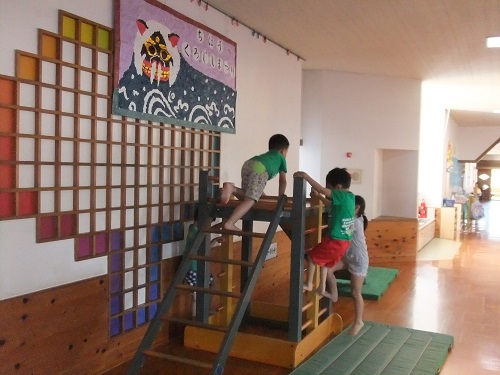 センター内の滑り台であそぶ子どもの写真