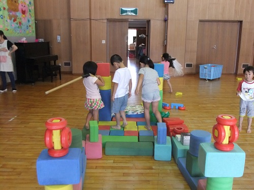 柔らかい積み木で遊ぶ子どもの写真