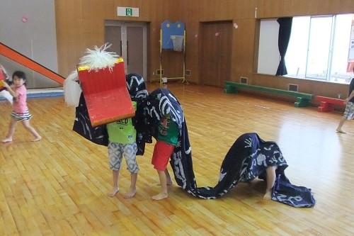 手作りの黒獅子を被る子どもの写真