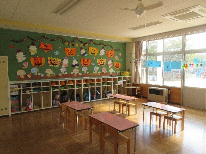 ハロウィンの飾り付けがされた保育室の写真