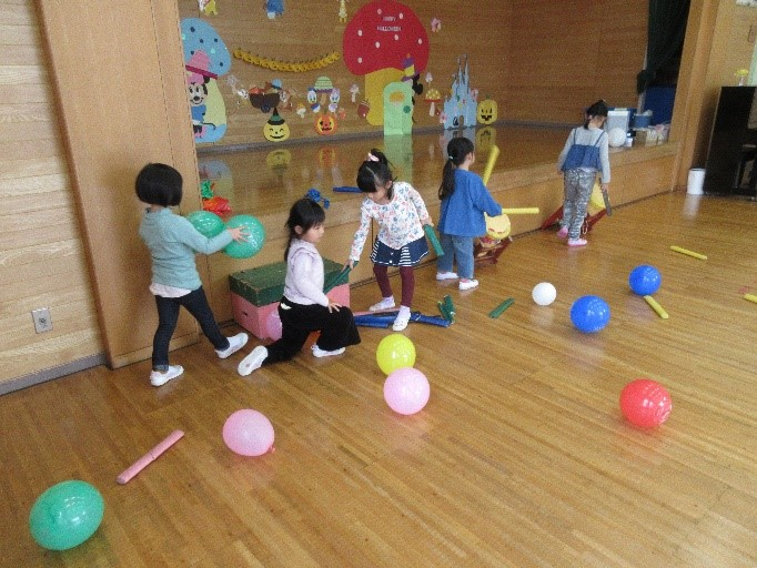 風船で遊ぶ子どもの写真