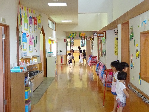 伊佐沢児童センター廊下