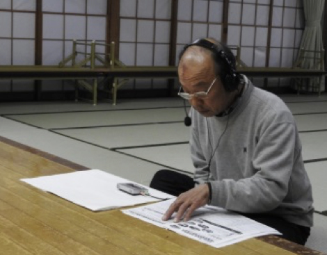 広報を読み上げ、録音するボランティアの写真