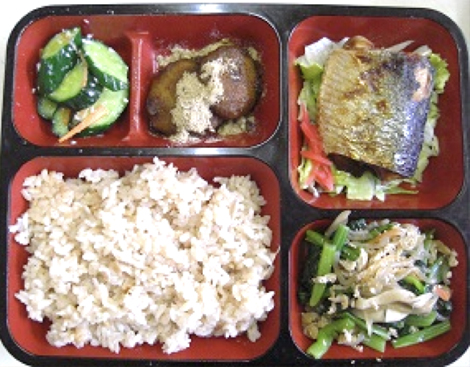 配食サービスで配達されるお弁当の写真。ごはん、焼き魚、青物の煮びたし、白和え、漬物が入っている。