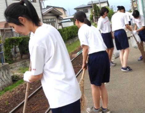 駅の掃除をする高校生ボランティアの写真